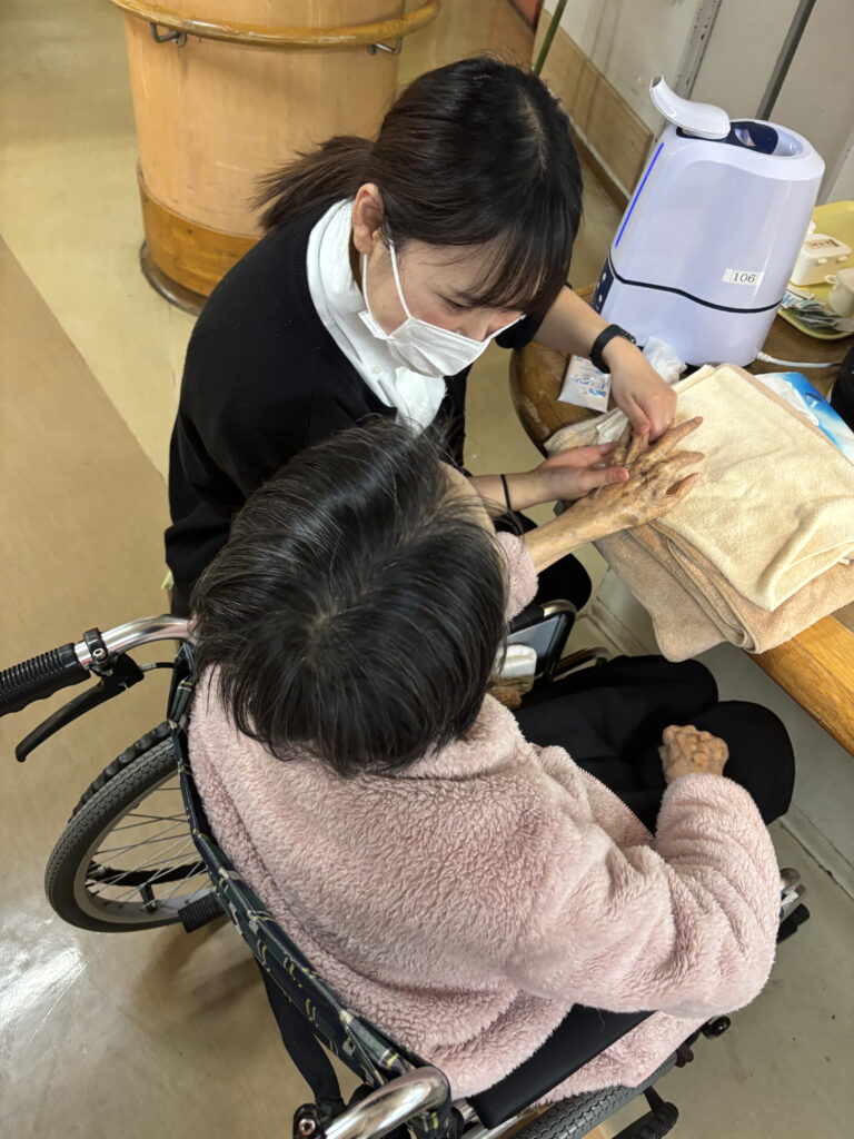 ハンドケアの様子