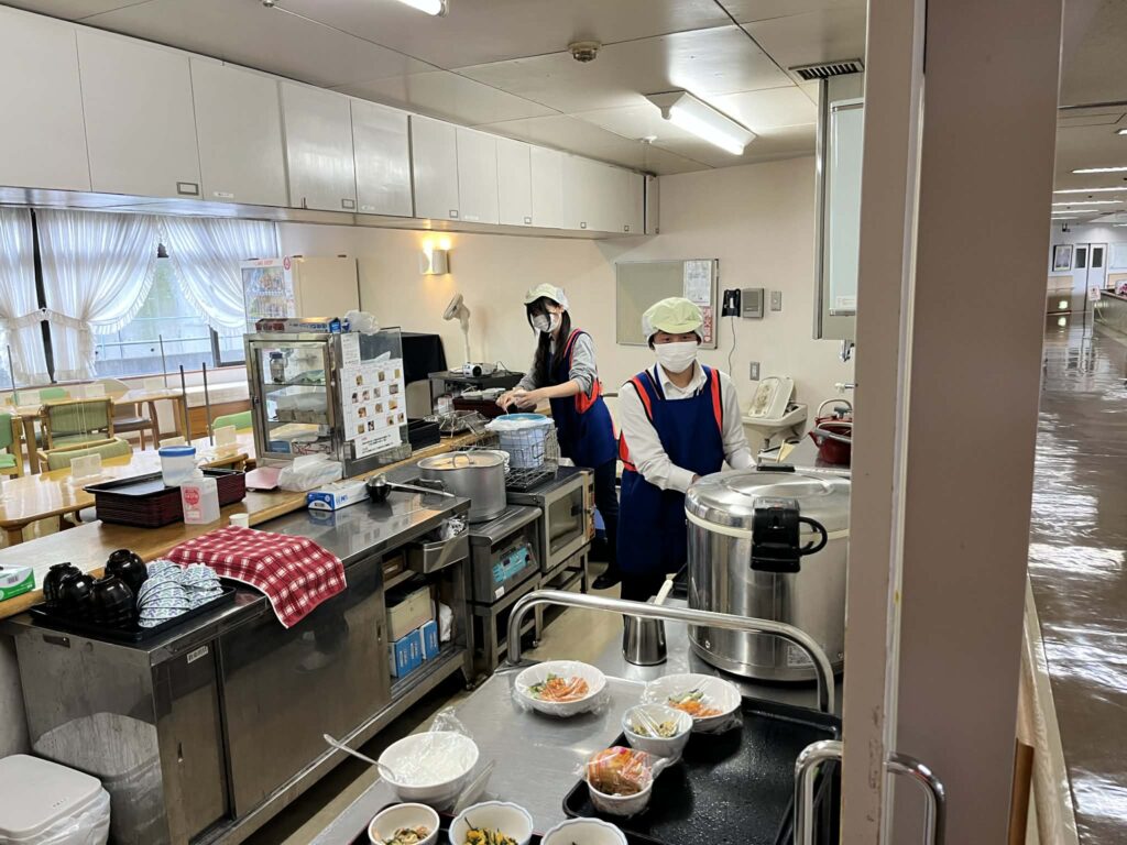 配膳ボランティアの様子