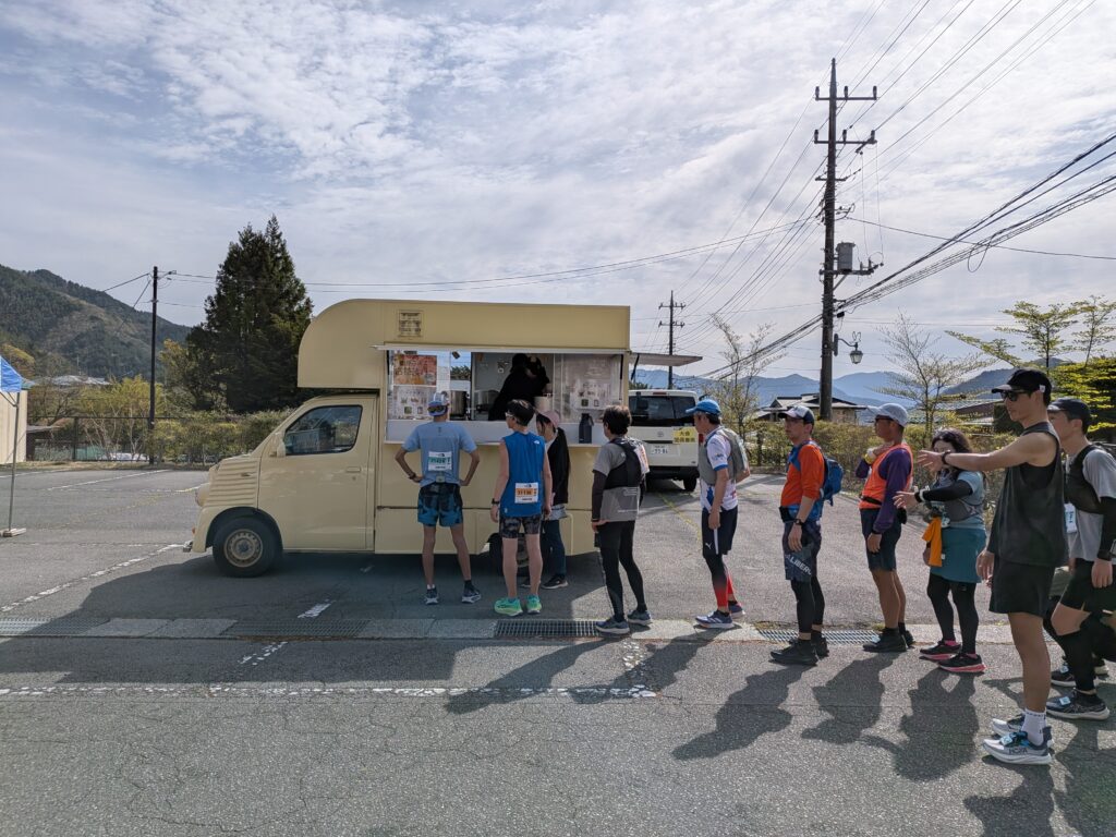 キッチンカーに並ぶランナーの方々