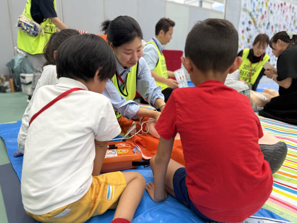 子どももAED訓練中