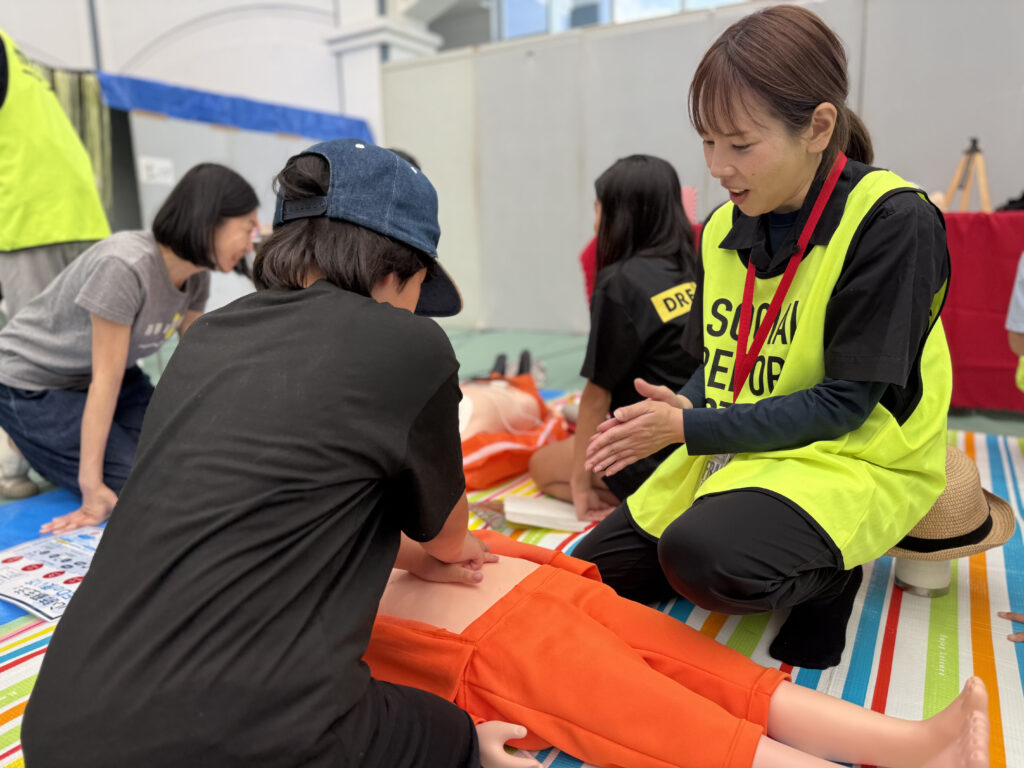 子どもも心肺蘇生訓練中