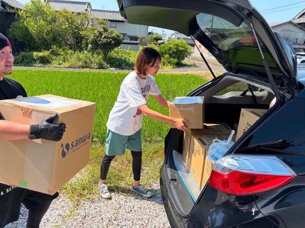 物資積み替え中