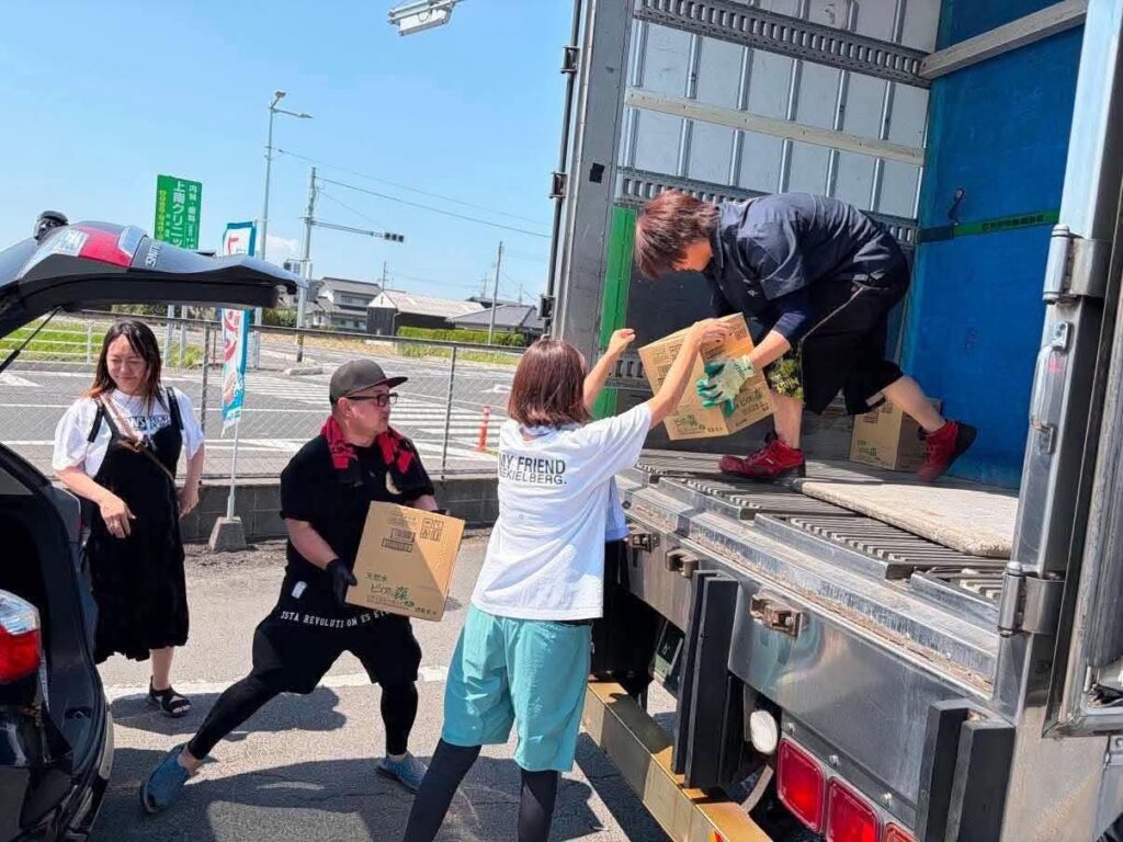 物資積み替え中